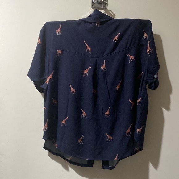 Molokai button up top with giraffes! Super cute! NWT - Picture 2 of 3